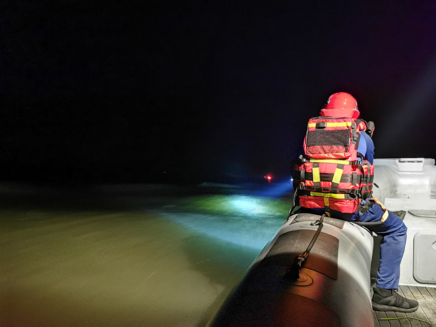 9月6日凌晨，四川消防救援人員舟艇渡河前行。王新宇攝