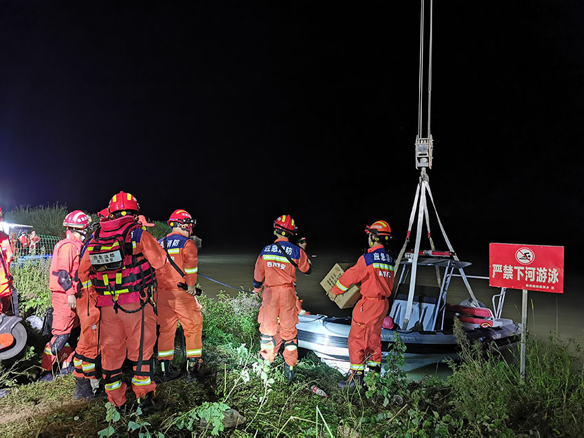 9月6日凌晨，四川消防救援人員舟艇渡河前行。王新宇攝