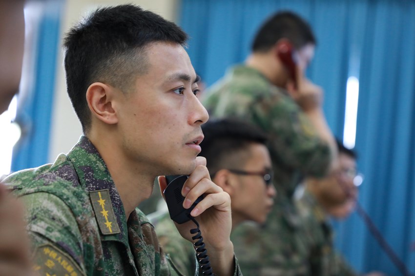 空管保障組成員全神貫注，各司其職。卜令軍攝