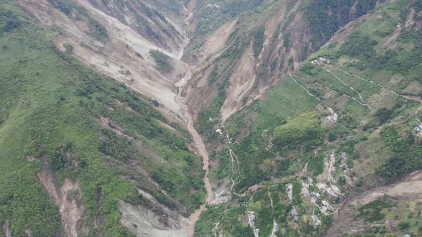 救援人員利用無人機勘察受災情況。四川省森林消防總隊供圖