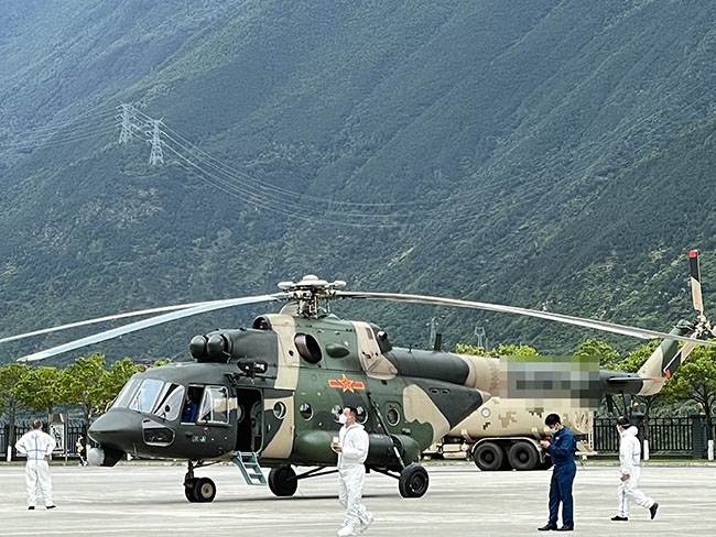 直升機成功轉運10余名地震傷員至瀘定縣城。四川省衛健委供圖