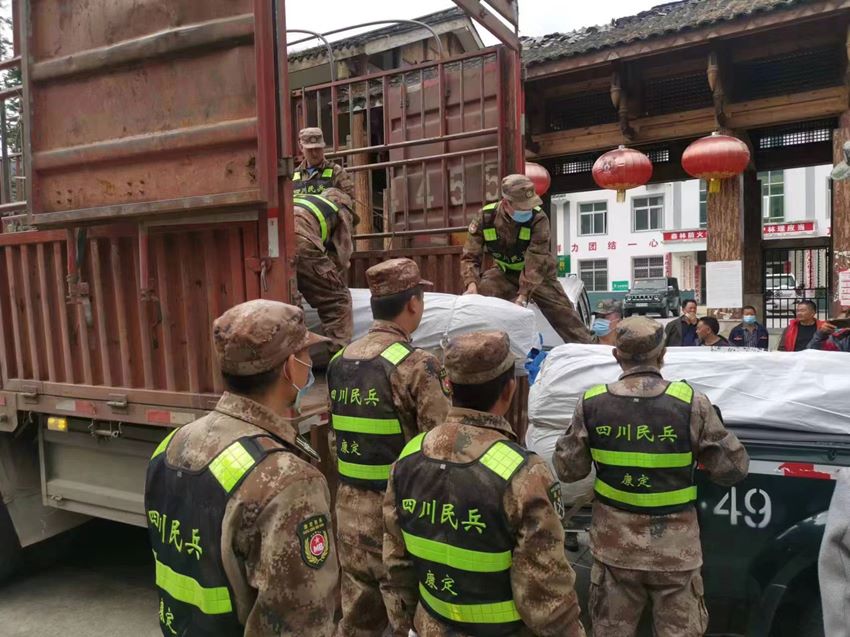 搬運物資。四川省軍區供圖