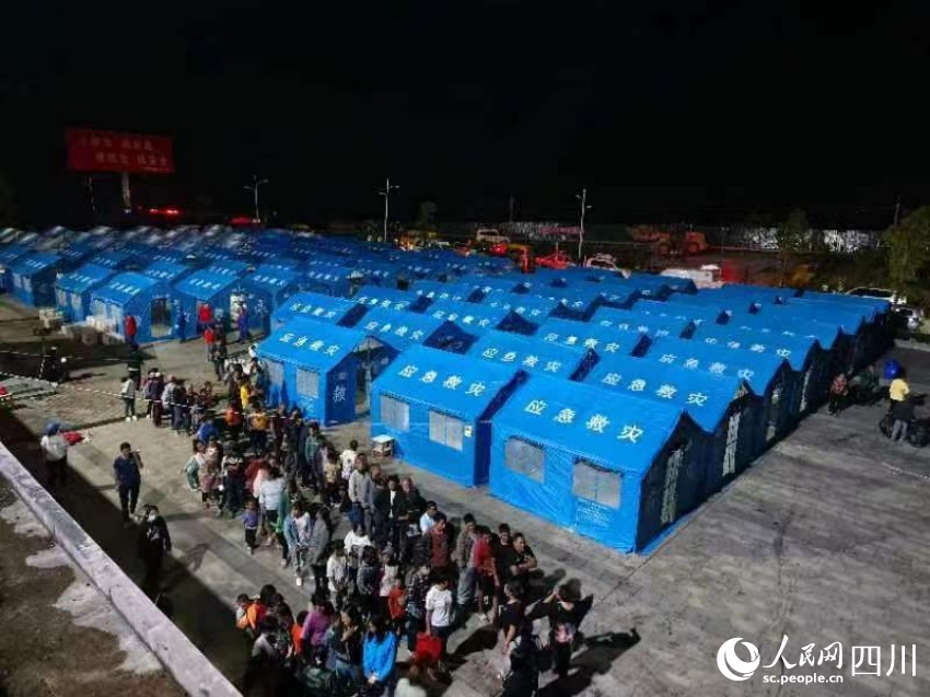 石棉縣王崗坪臨時群眾安置點電通燈亮。李龍攝