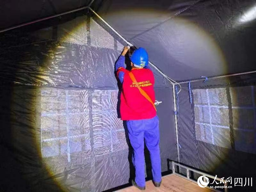 石棉縣王崗坪臨時群眾安置點電通燈亮。李龍攝