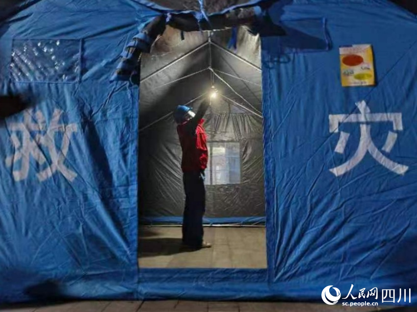 石棉縣王崗坪臨時群眾安置點電通燈亮。李龍攝