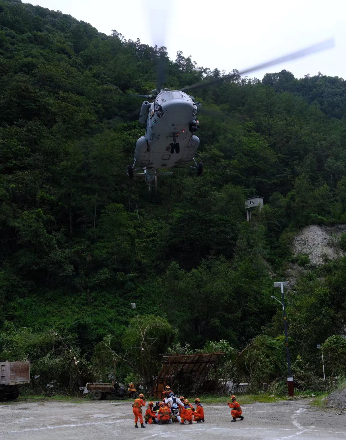 轉移被困群眾。四川省森林消防總隊供圖