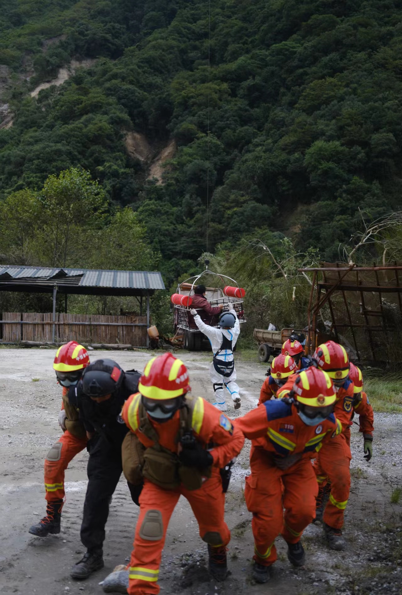 轉移被困群眾。四川省森林消防總隊供圖