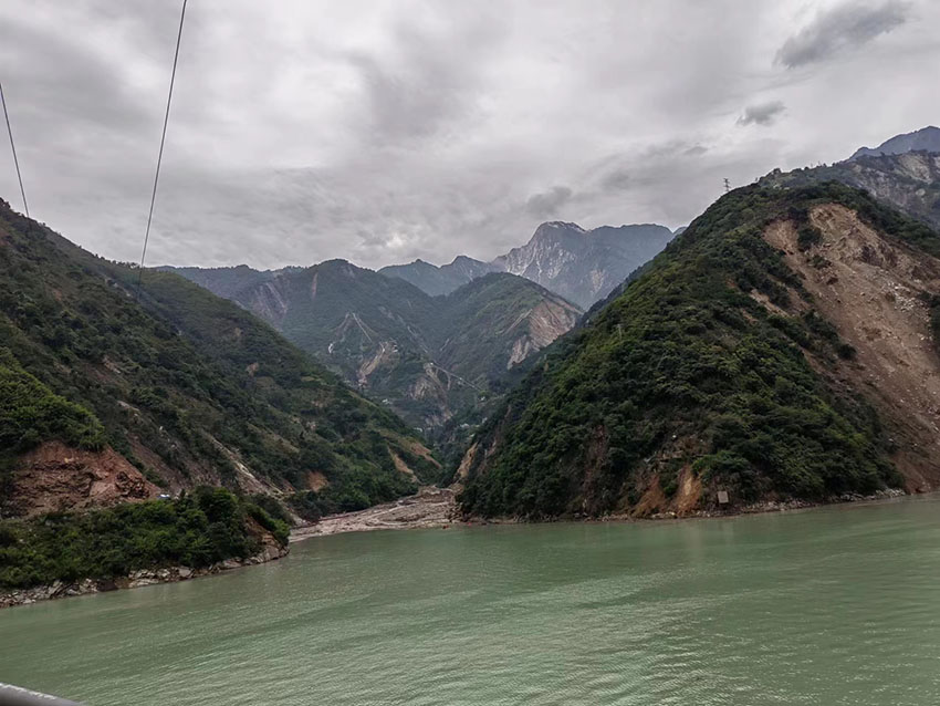 堰塞湖自然過流。四川省水利廳供圖