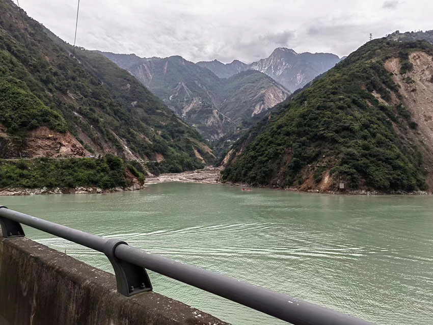 堰塞湖自然過流。四川省水利廳供圖
