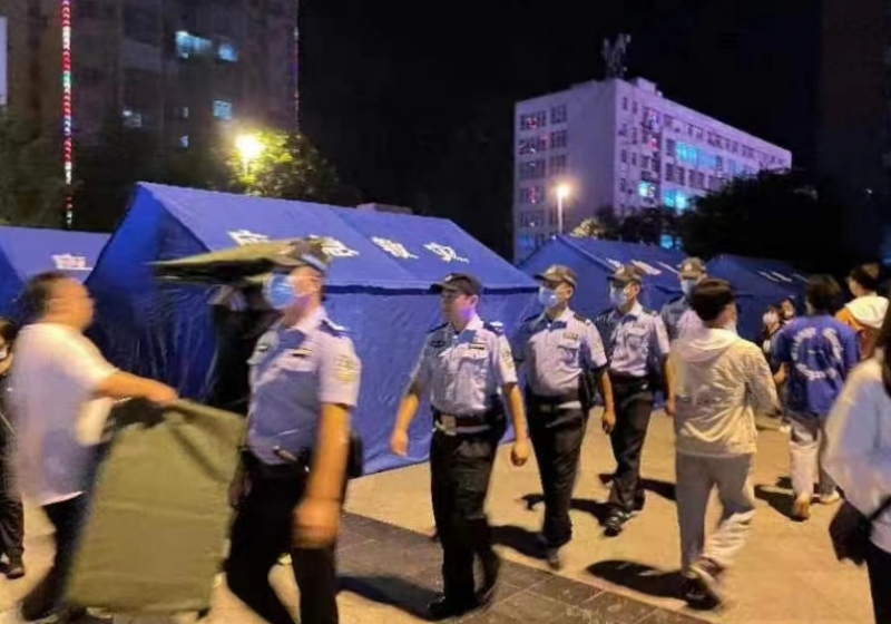 邱建華堅守抗震救災一線。雅安公安供圖