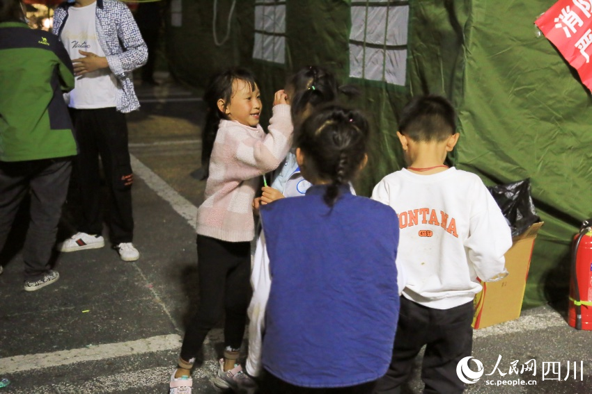 安置點玩耍的孩子。人民網 朱虹攝