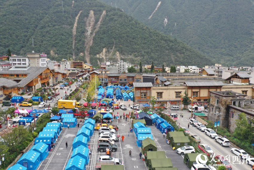 航拍磨西鎮安置點。人民網 王洪江攝