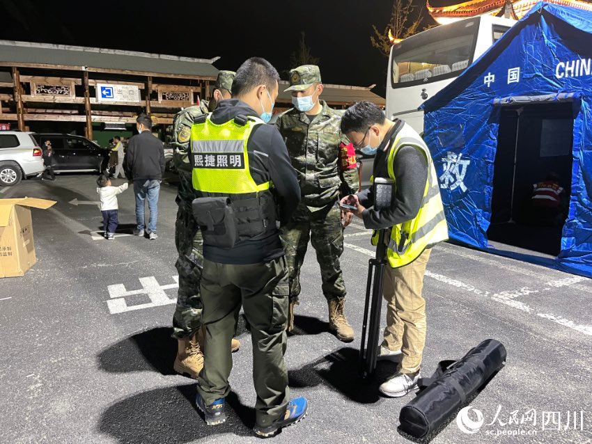 夜晚繼續保障的工作人員。人民網 朱虹攝