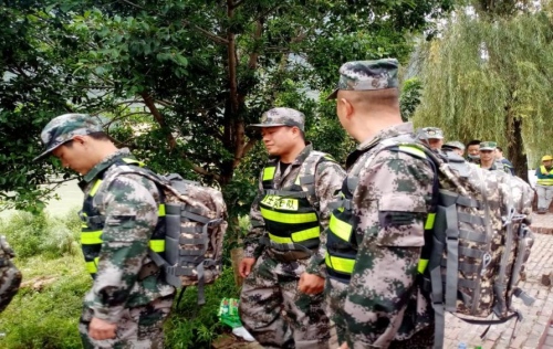 石棉縣退役軍人事務局迅速行動，組織動員“大渡河勇士”突擊隊緊急出動。四川省退役軍人事務廳供圖