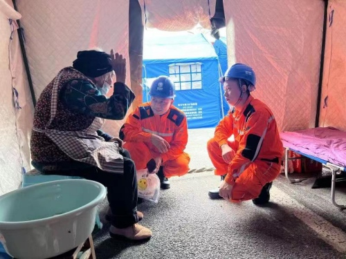 四川省模范退役軍人魯鵬帶隊前往震中 開展電力搶修搶通工作。四川省退役軍人事務廳供圖