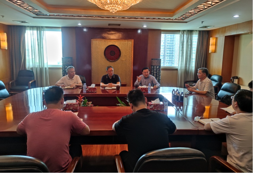 省地質局黨委書記王建明，局黨委副書記、局長伍定召開搶險救災緊急會議。四川省地質局供圖