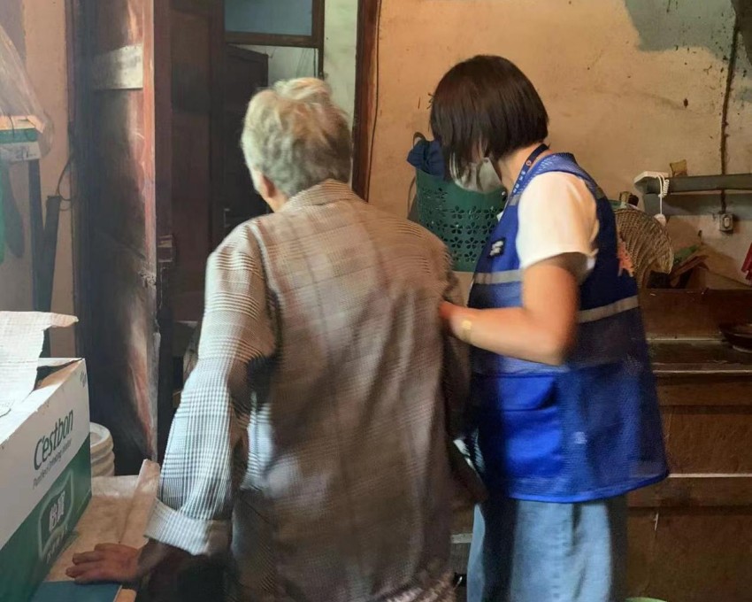 忙碌的微網格員。崇州市委組織部供圖