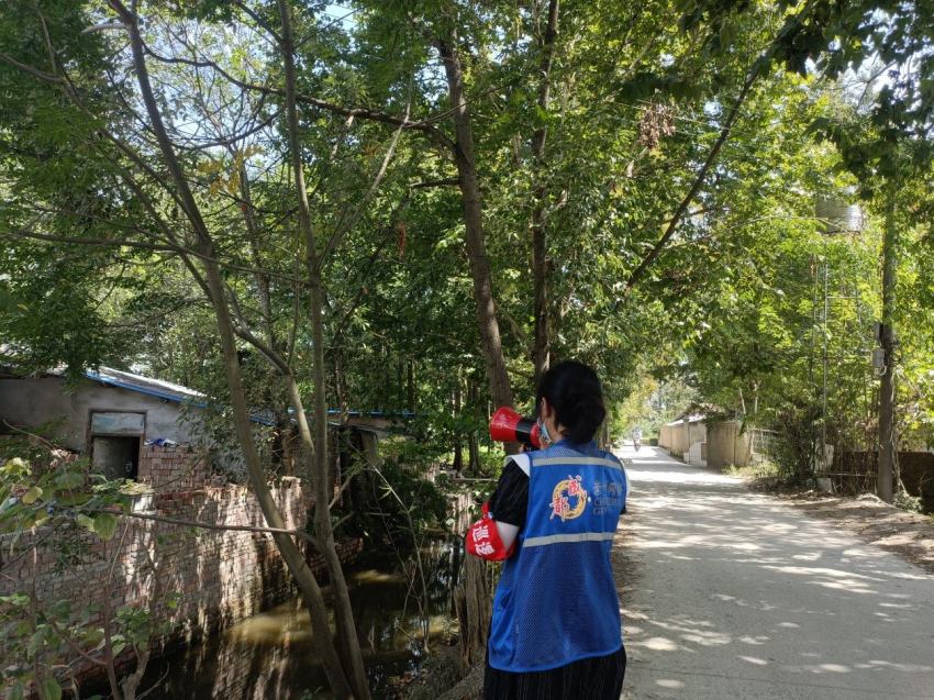 忙碌的微網格員。崇州市委組織部供圖