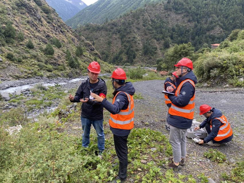 207隊技術人員在康定市沙德鎮開展調查。四川省地質局供圖