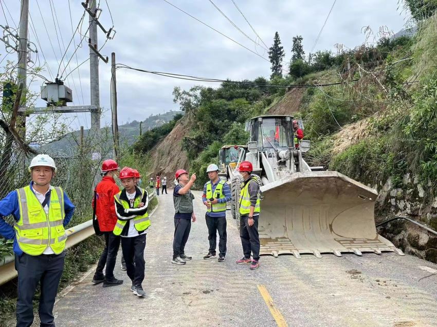 成都水文隊技術人員在石棉交通沿線地災排查和重大隱患應急交通處置指導。四川省地質局供圖