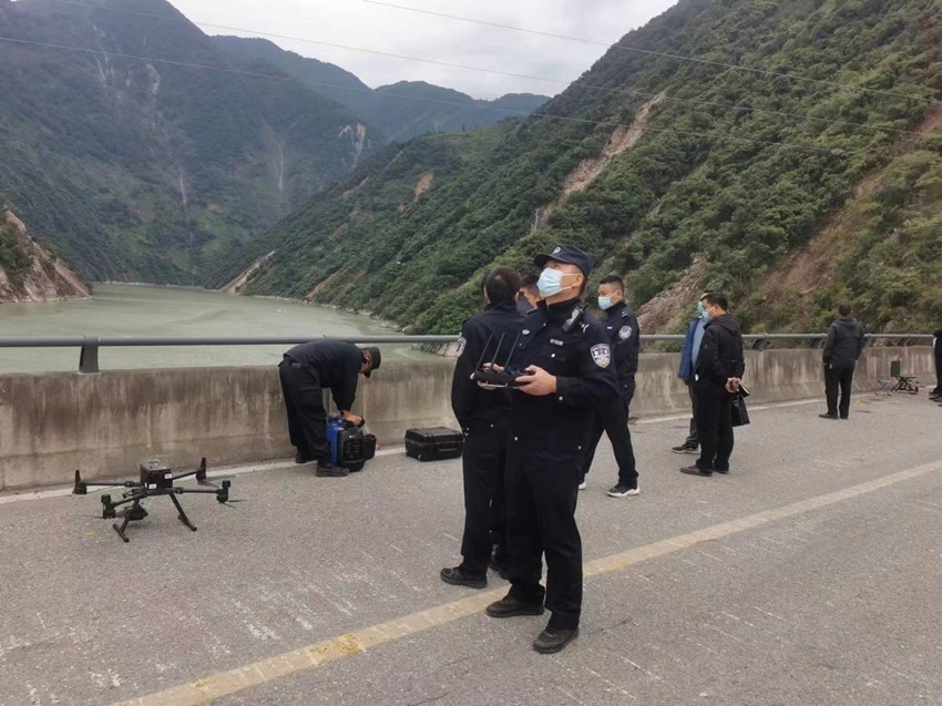 民警利用無人機進行搜尋。四川公安供圖