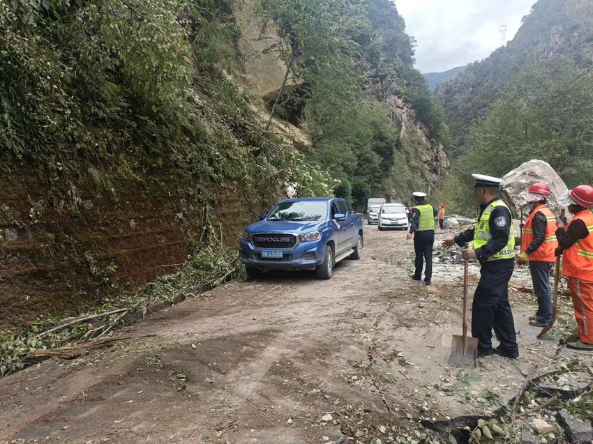 清理道路、指揮交通。四川公安供圖