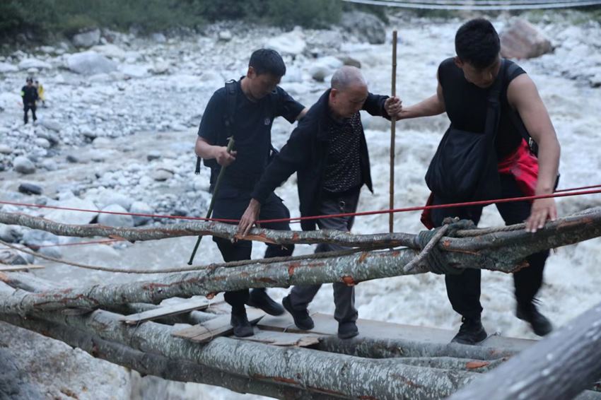 正在轉移群眾的民警。四川公安供圖