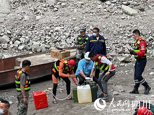 送油小分隊為救災現場的沖鋒舟、摩托艇等設備送油。李悅攝