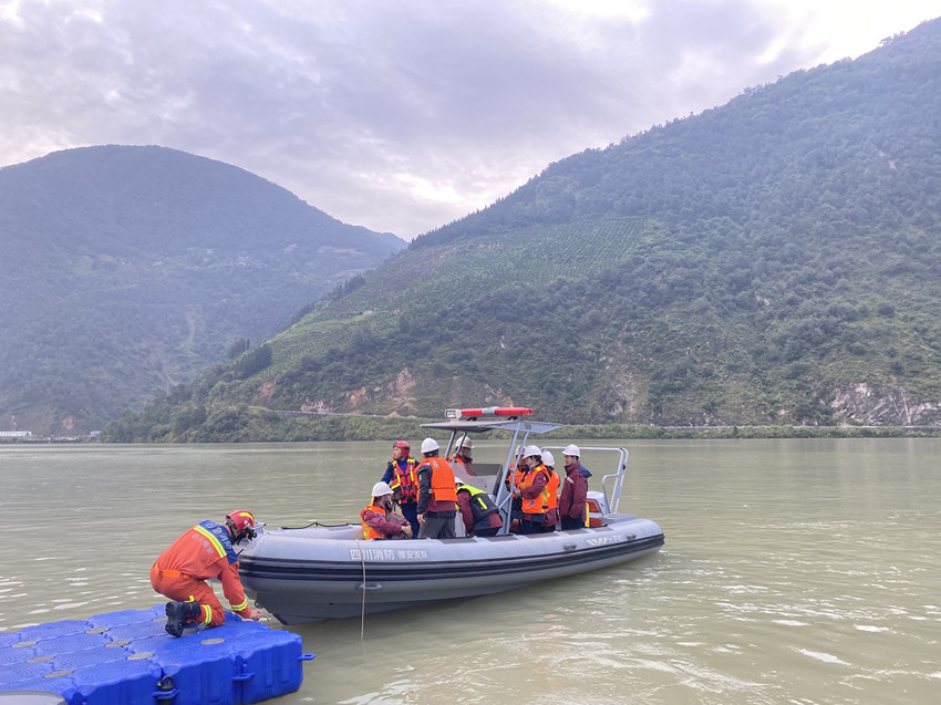 9月6日，消防員利用舟艇在新民鄉碼頭轉移群眾和運送搶險物資。四川省消防救援總隊供圖