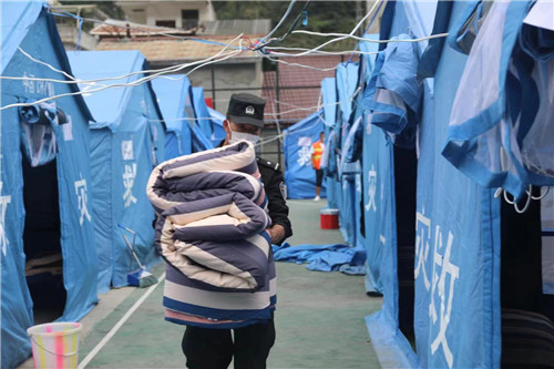 秦曉強在安置點執勤。四川省公安廳供圖