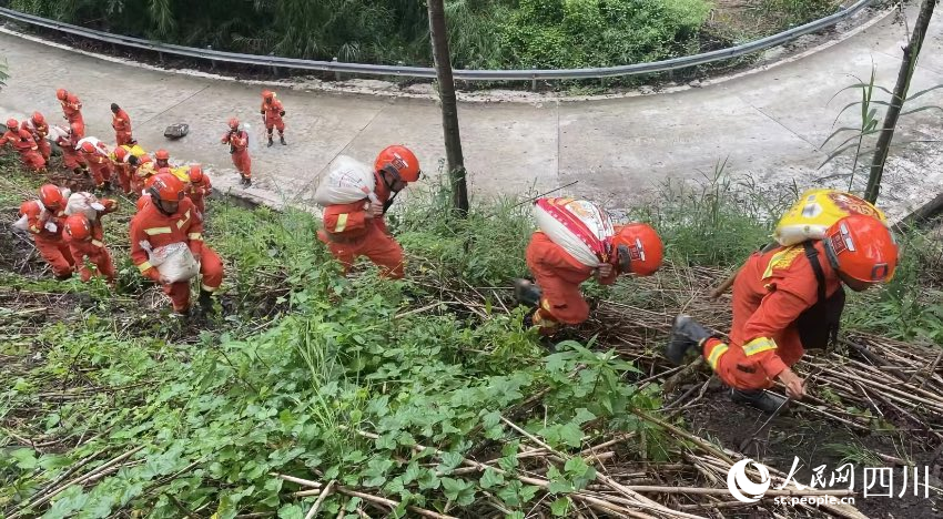 攀枝花森林消防艱難挺進，為群眾運送急需物資。李叢林攝