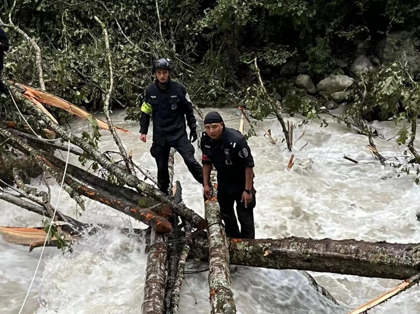 9月7日，甘孜特警隊員冒余震、趟泥漿、跨激流，成功轉移23名群眾和2名游客。甘孜公安供圖