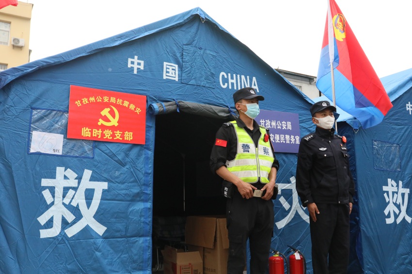 民警在臨時黨支部門前執勤。甘孜公安供圖