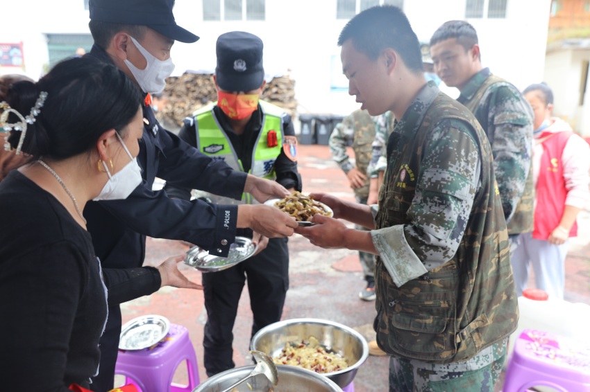 民警為救援戰士盛飯。甘孜公安供圖