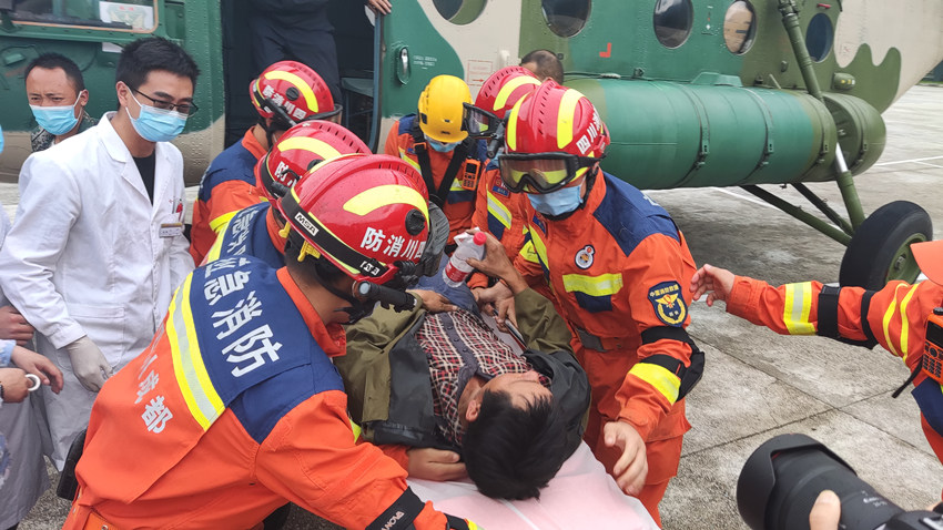 救出的被困者。四川省消防救援總隊供圖