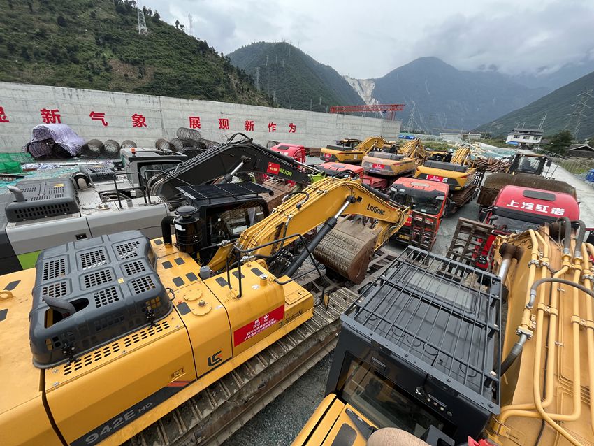 36臺重型機械在大渡河邊集結。蜀道集團供圖