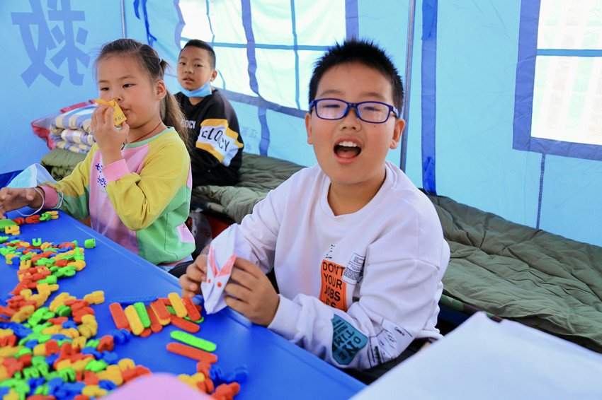 安置點的小朋友正在準備禮物。人民網 朱虹攝