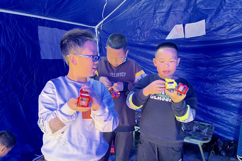 小朋友收到了消防員叔叔送的禮物。人民網 朱虹攝