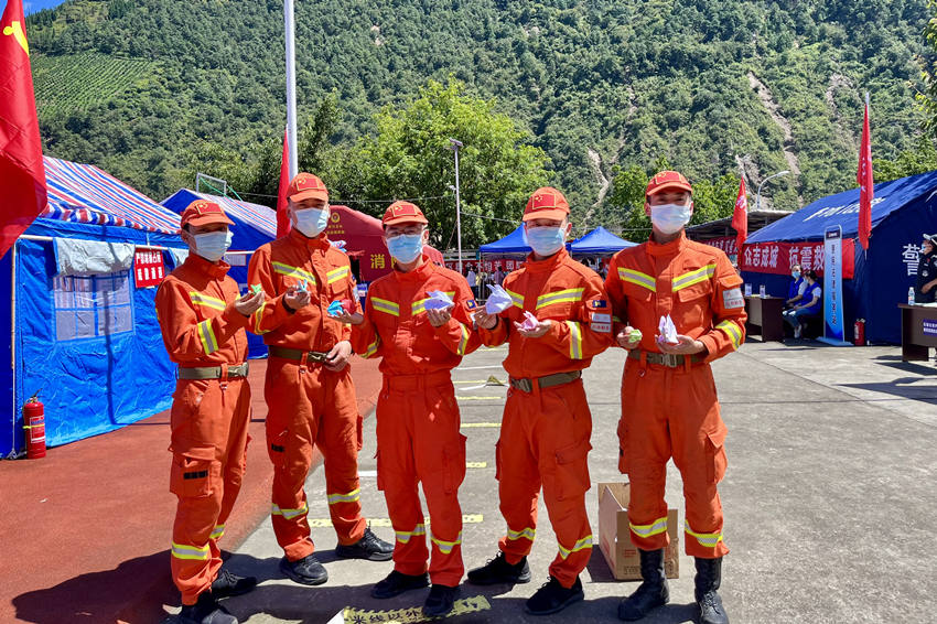 消防員叔叔收到禮物后的合影。人民網 朱虹攝