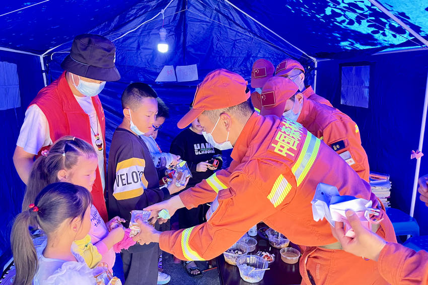 他們互送禮物。人民網 朱虹攝