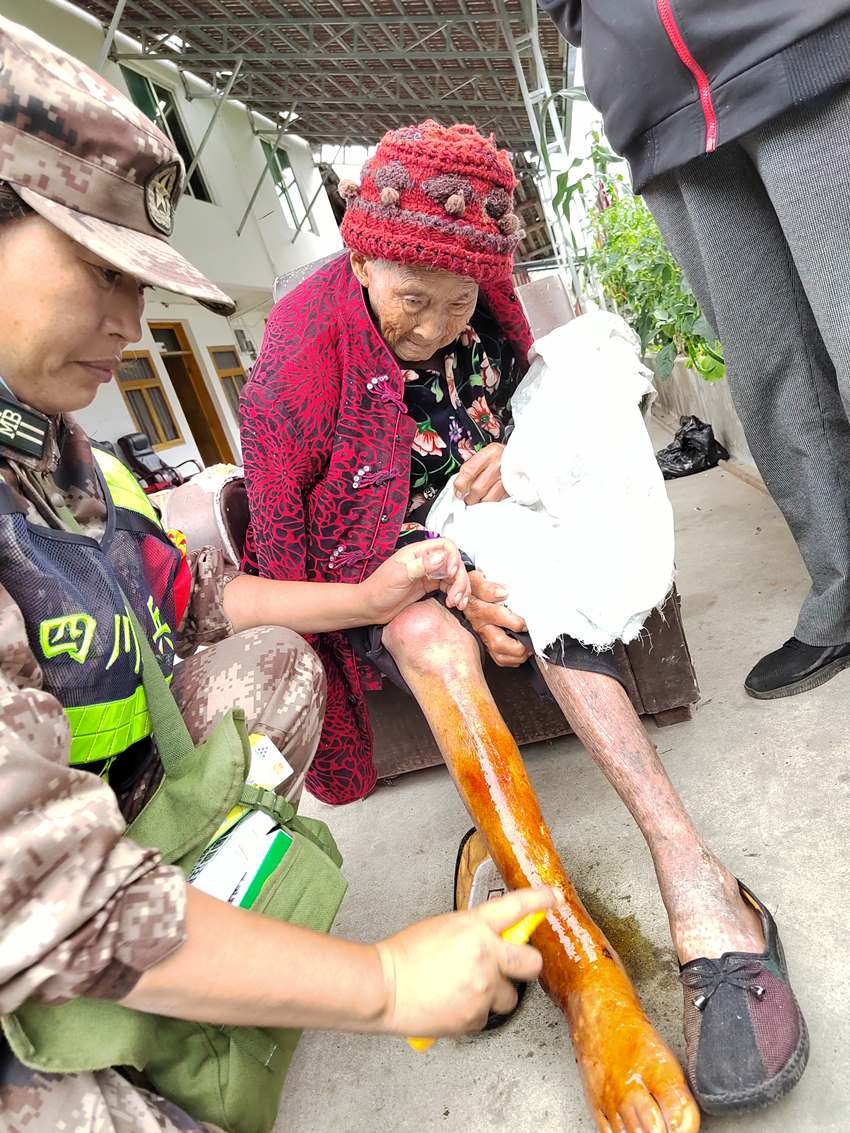 民兵為受傷群眾敷藥?？刀ㄊ腥宋洳抗﹫D