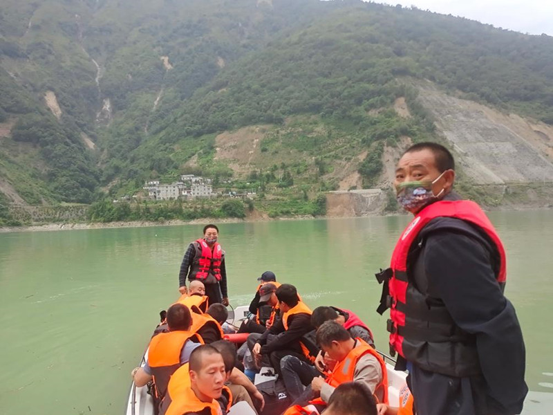 能投集團連家兄弟正在運送前往震中區域的救援隊員。四川省國資委供圖