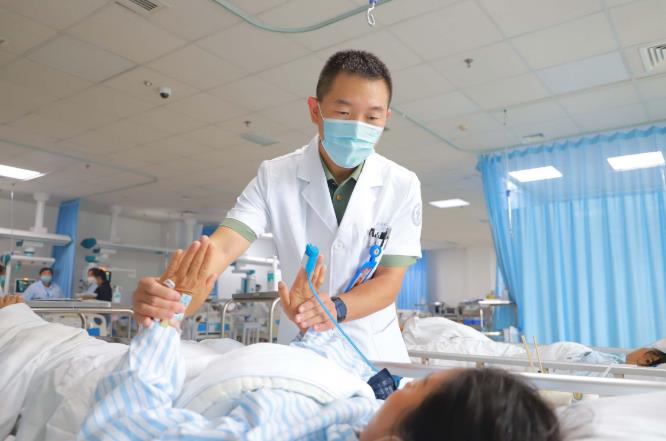 進行康復指導。西部戰區總醫院供圖