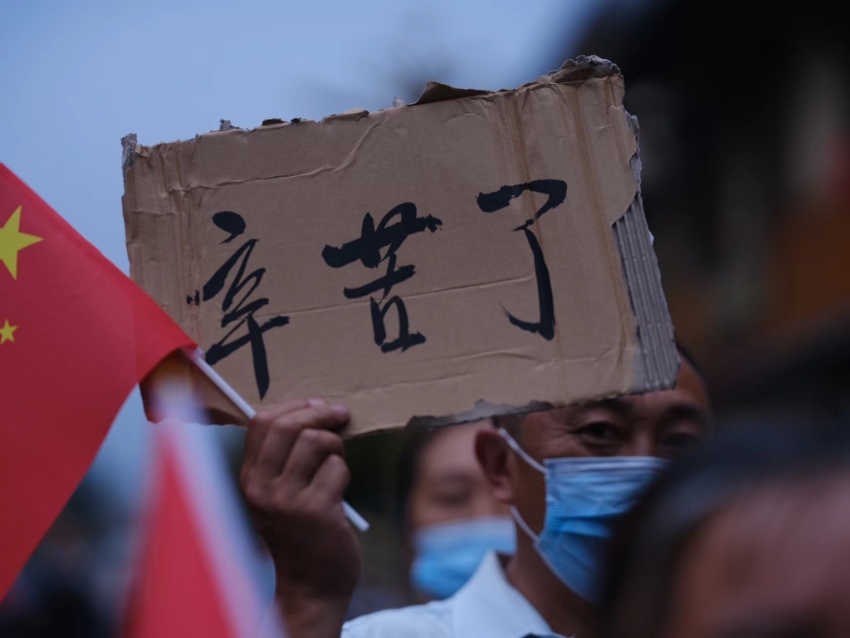 當地群眾手寫感謝牌。程雪力攝