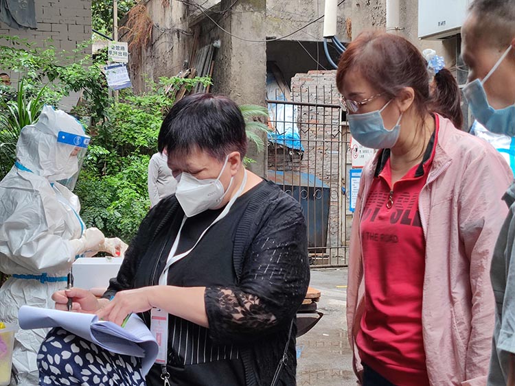 母世連在社區服務。敘州區融媒體中心供圖