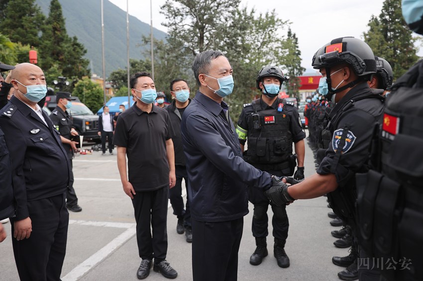 四川省公安廳工作組看望特警代表。四川省公安廳供圖