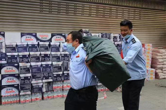 稅務干部背著資料到災區。四川省稅務局供圖