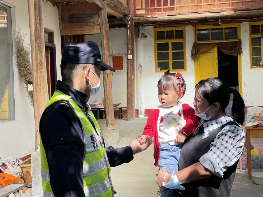 “懸崖”上的帳篷警務室守護群眾平安。甘孜公安供圖