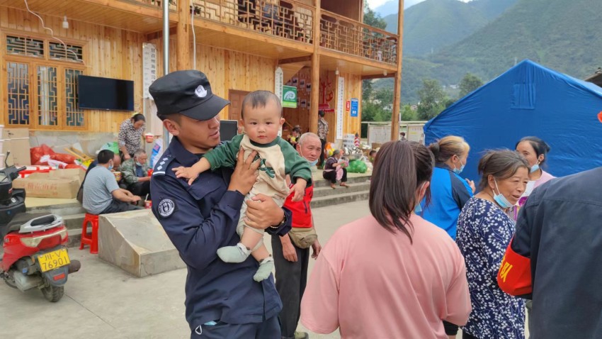 “懸崖”上的帳篷警務室守護群眾平安。甘孜公安供圖