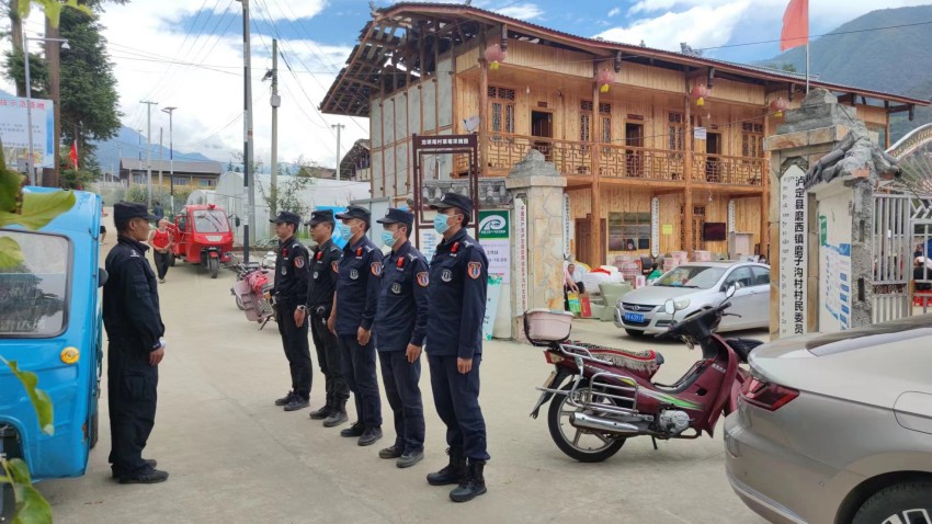 “懸崖”上的帳篷警務室守護群眾平安。甘孜公安供圖